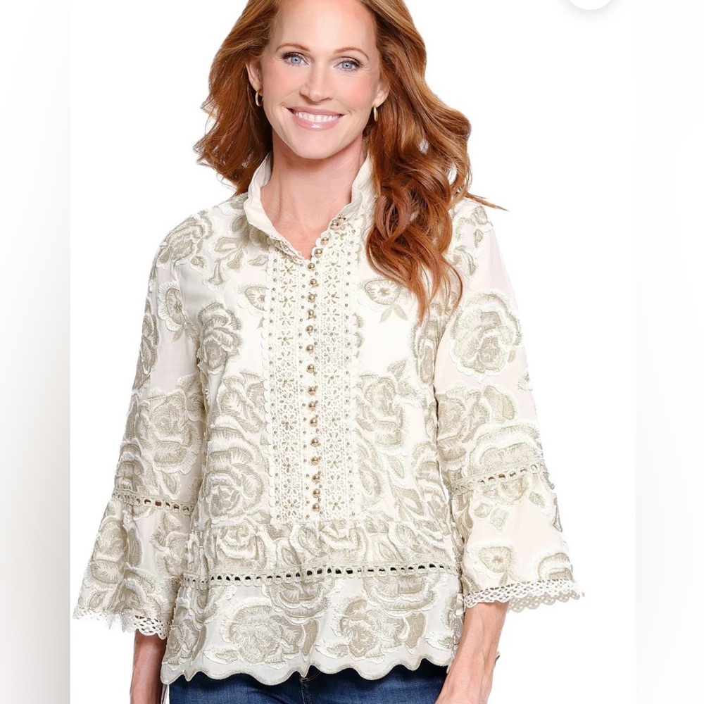 John Mark embroidered top
Beautiful gold embroidered
Petite Medium